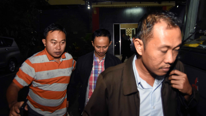 Bupati Pamekasan, Achmad Syafii, saat digiring petugas KPK dalam operasi tangkap tangan, Rabu (2/8/2017).