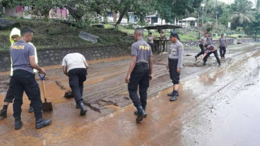Sejumlah personel kepolisian di Kota Jayapura bergotong royong membersihkan sisa material banjir di daerah itu, Kamis (3/8/2017)