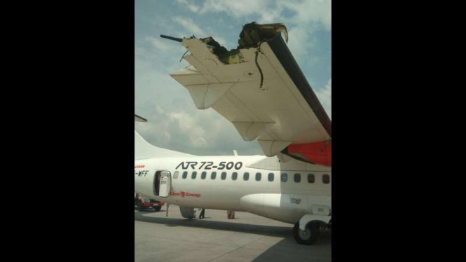  Kondisi sayap pesawat milik Wings Air usai bertabrakan dengan Lion Air di Bandara Internasional Kualanamu Sumatera Utara, Kamis (3/8/2017)