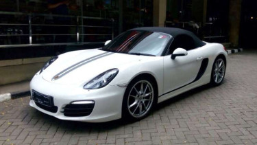 Mobil Porsche yang disewakan untuk umum.