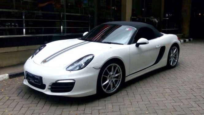 Mobil Porsche yang disewakan untuk umum.