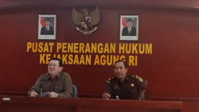 Kepala Pusat Penerangan Hukum Kejaksaan Agung, M Rum (kiri)