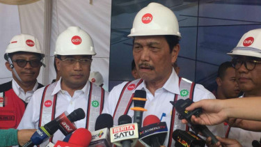 Menko Maritim Luhut Binsar Pandjaitan di proyek LRT.