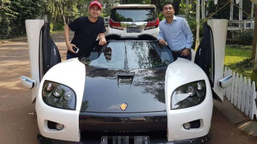 Raffi Ahmad dan mobil mewah.