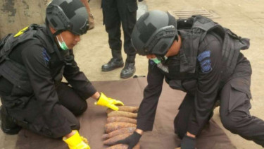 Tim Gegana Polda Banten amankan granat aktif.