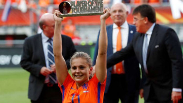 Gelandang Belanda, Lieke Martens