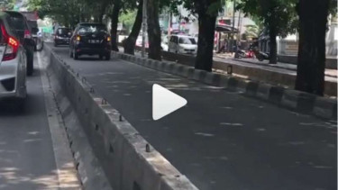 Aksi banyak mobil jalan mundur di jalur TransJakarta.