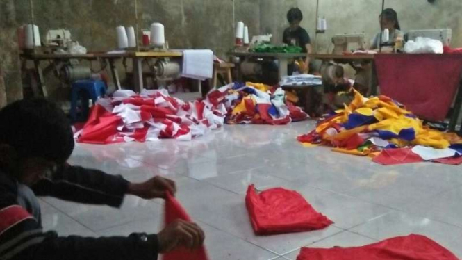 Aktivitas warga Kampung Bendera di Garut, Jawa Barat