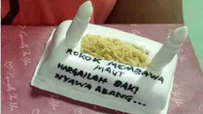 Kue tart bentuk kuburan diberikan istri untuk suaminya yang perokok berat.