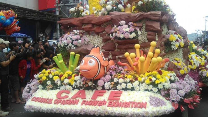 Kendaraan hias peserta dari luar negeri dalam Festival Internasional Bunga Tomohon tahun 2017.