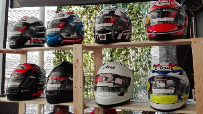Helm Arai dengan logo SNI.