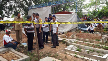 Makam Muhammad Al Zahra, pria yang dikeroyok dan dibakar gara-gara dituduh mencuri amplifier musala, dibongkar oleh tim forensik polisi pada Rabu, 9 Agustus 2017.