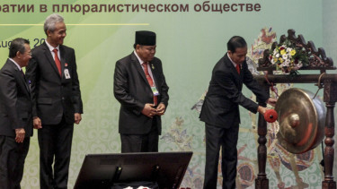 Presiden Jokowi Buka Simposium Internasional Asosiasi Mahkamah Konstitusi se-Asia di Solo, Jawa Tengah. 