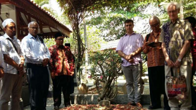 Rombongan pastor lintas negara saat berkunjung dan ziarah di makam keluarga besar Pesantren Tebu Ireng Jombang, Jawa Timur, pada Rabu, 9 Agustus 2017.