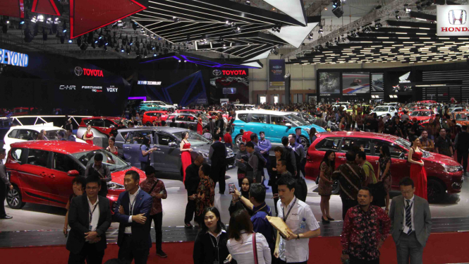 Pengunjung suatu pameran mobil di Tangerang beberapa waktu silam.