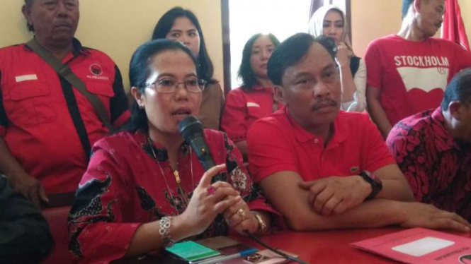 Ketua DPRD Kota Malang, Arief Wicaksono (kanan), dalam konferensi pers tentang pengunduran dirinya pada Kamis, 19 Agustus 2017.