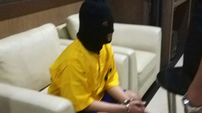 Faisal saat diamankan di markas Polsek Metro Kelapa Gading.