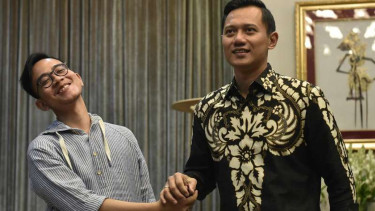 Putra Presiden Joko Widodo, Gibran Rakabuming Raka, berjabat tangan dengan Agus Harimurti Yudhoyono di Kompleks Istana Kepresidenan beberapa waktu silam.