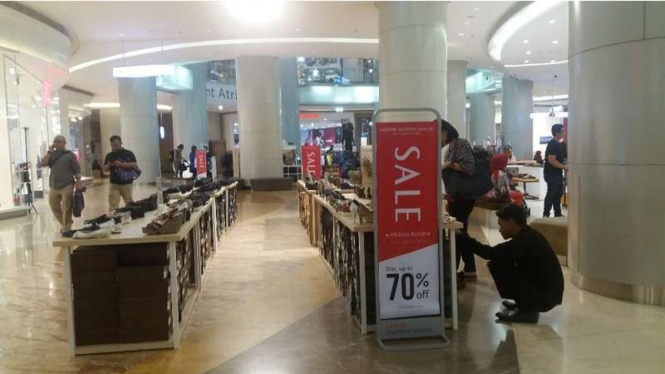 Salah satu bazaar di mal Lotte S Avenue Jakarta Selatan menawarkan diskon belanja hingga 70 persen menyambut Hut RI ke-72, Kamis (10/8/2017)