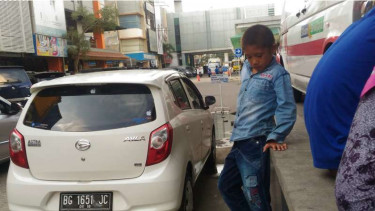 Desen (9), bocah asal Sumatera Selatan yang memiliki alat kelamin ganda, Kamis (10/8/2017)