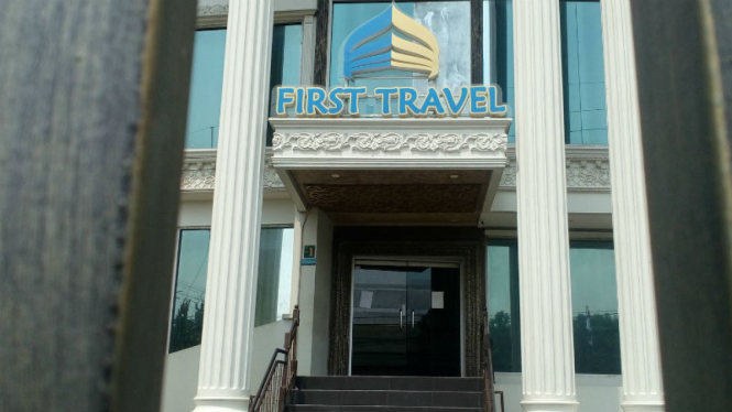 Kantor First Travel di Jalan Radar Auri Depok, Jawa Barat.