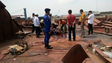 Kapal tongkang meledak di Serang, Banten, Jumat, 11 Agustus 2017. Lima tewas, tujuh luka.