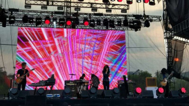 The SIGIT saat bawakan lagu di panggung WTF.
