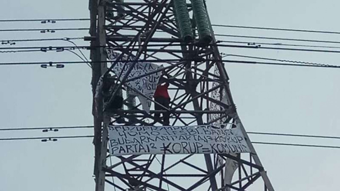 Bawa spanduk parpol korup, Agus Woro panjat sutet di Tanjung Priok, Jakut