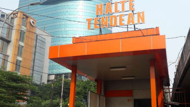 Halte Tendean Bus TransJakarta Koridor 13