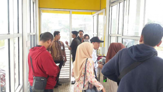 Calon Penumpang Bus TransJakarta Koridor 13, Rute Tendean-Ciledug