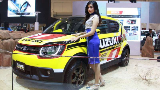Christina Wiliani, SPG cantik di booth Suzuki.
