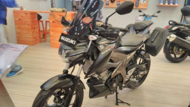 Suzuki GSX-S150 edisi touring.