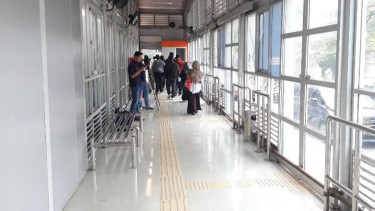 Suasana di Halte Tendean 