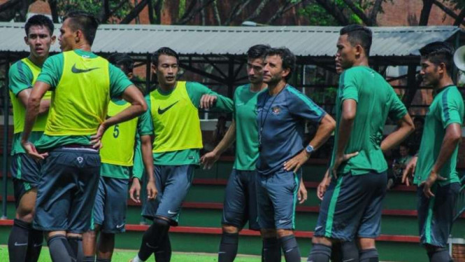 Pelatih Timnas Indonesia U-22, Luis Milla Aspas (ketiga dari kanan)