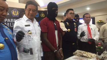 TS, WN Malaysia yang simpan sabu di anus diamankan.