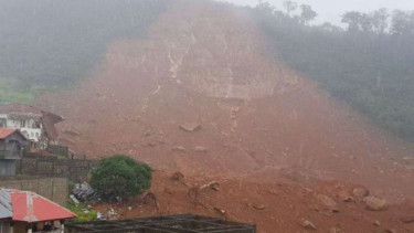 Bukit yang longsor di Sierra Leone.
