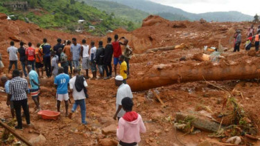 Longsor mengubur sebuah desa di Sierra Leone, 15 Agustus 2017.