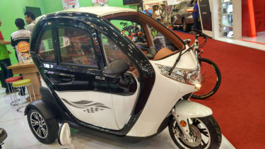 Motor listrik roda tiga buatan Selis.