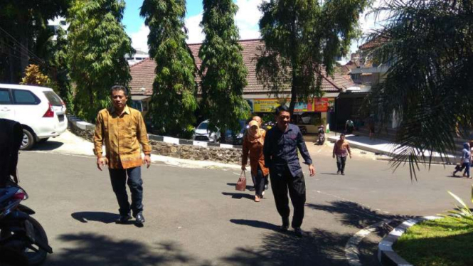 Tiga dari 12 anggota DPRD Kota Malang sesaat sebelum diperiksa tim penyidik KPK di Markas Polres setempat pada Selasa, 15 Agustus 2017.