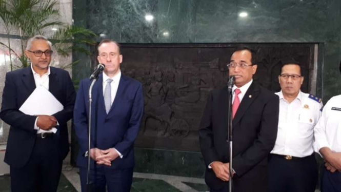Menhub Inggris Lord Callanan dan Menhub Indonesia Budi Karya Sumardi.