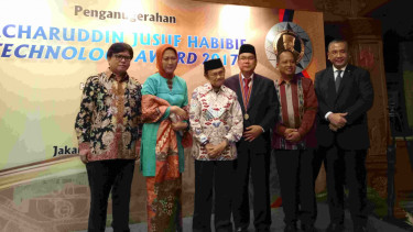 Ibnu Susilo (ketiga kanan) meraih Penghargaan BJ Habibie Award.