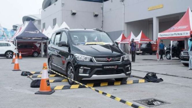 Test drive Wuling Confero S di GIIAS 2017.