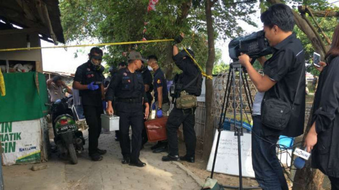 Densus 88 Antiteror menggeledah rumah terduga teroris di Kampung Jajawai, Kelurahan Antapani Kidul, Kecamatan Antapani, Kota Bandung, Jawa Barat, Selasa, 15 Agustus 2017.