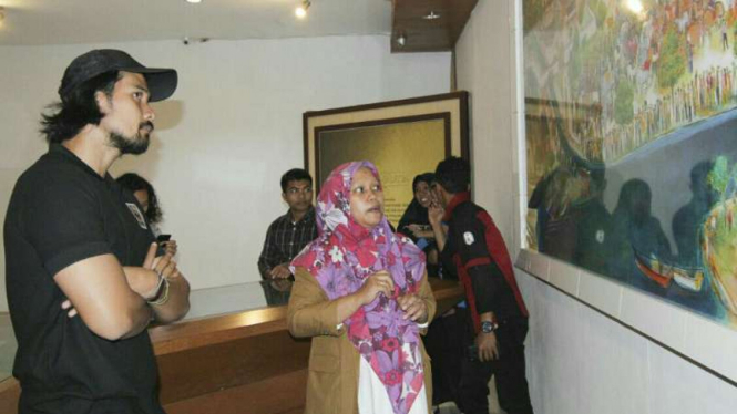 Aktor Chicco Jerikho sang Kesatria Gajah melihat peta persebaran gajah pada zaman kerajaan di Museum Aceh, Banda Aceh, pada Selasa malam, 15 Agustus 2017.
