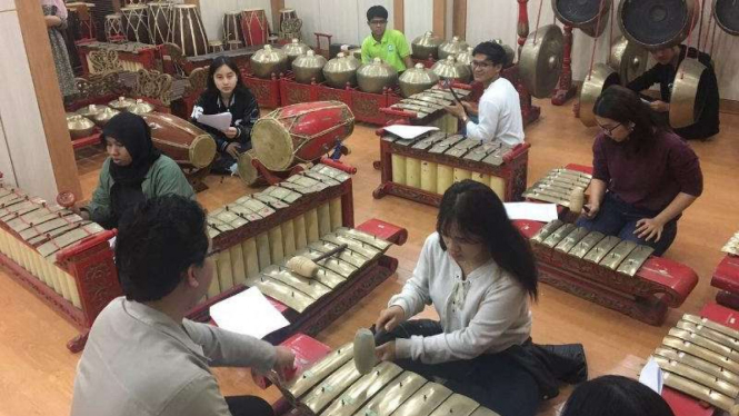 Anak-anak muda Korea berlatih bermain gamelan
