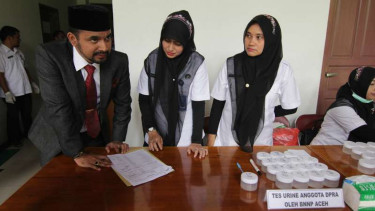 Ketua Badan Legislasi DPR Aceh, Iskandar Usman Alfarlaky melihat daftar hadir anggota dewan yang telah melakukan tes urine, Rabu (16/8/2017)