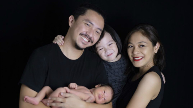 Omesh dan istri serta anak-anaknya.
