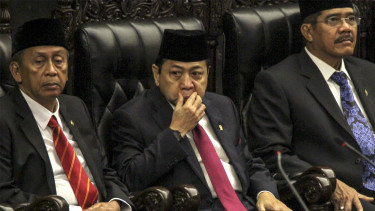 Ketua DPR Setya Novanto (tengah).