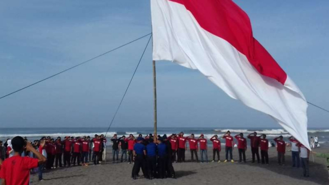 Pengibaran bendera di Parangtritis