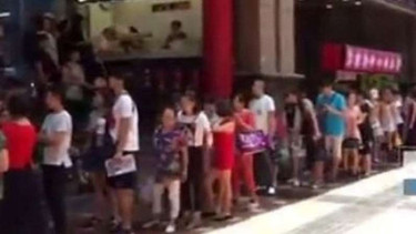 Antrian panjang untuk mendapatkan semangkuk mie kuah pedas gratis di Chongqing.